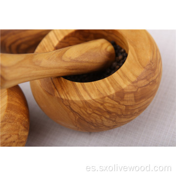 Mortero y maja hechos a mano de madera de olivo agradable